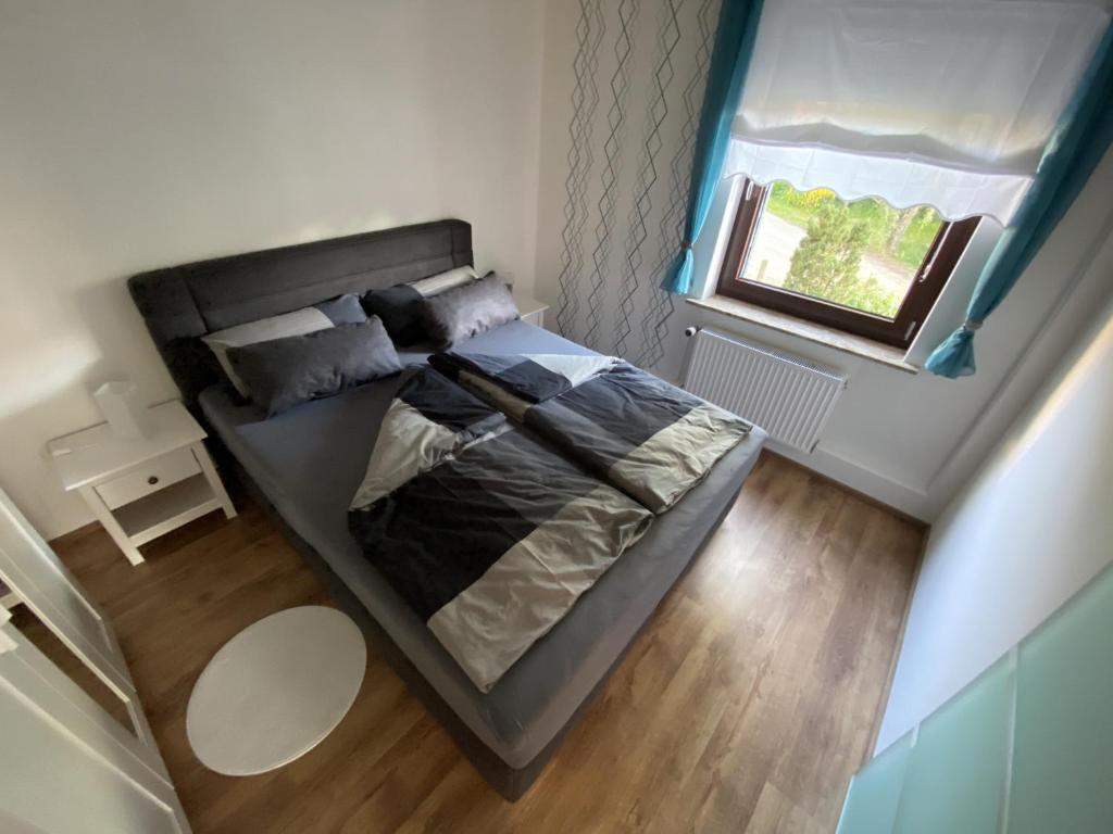 Fewo Lindenhof في Hatzfeld: منظر علوي لسرير في غرفة النوم