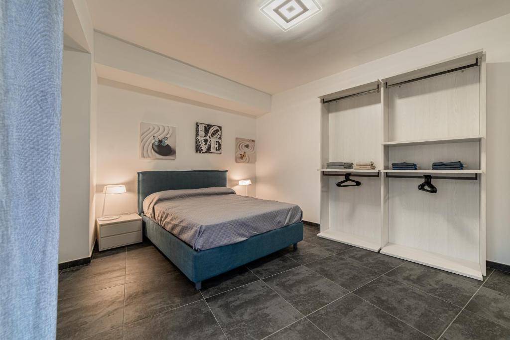 1 dormitorio con 1 cama en una habitación en Mondello - Addaura -Le Dimore dello Zodiaco - Dimora del Toro, en Palermo