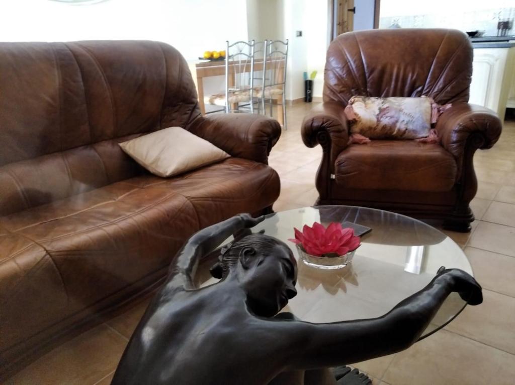Część wypoczynkowa w obiekcie Home Benitez Pizarra