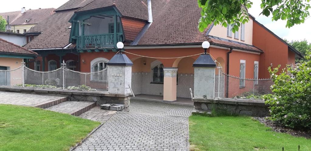 dom z płotem przed nim w obiekcie Flat Jindrichuv Hradec w mieście Jindrichuv Hradec