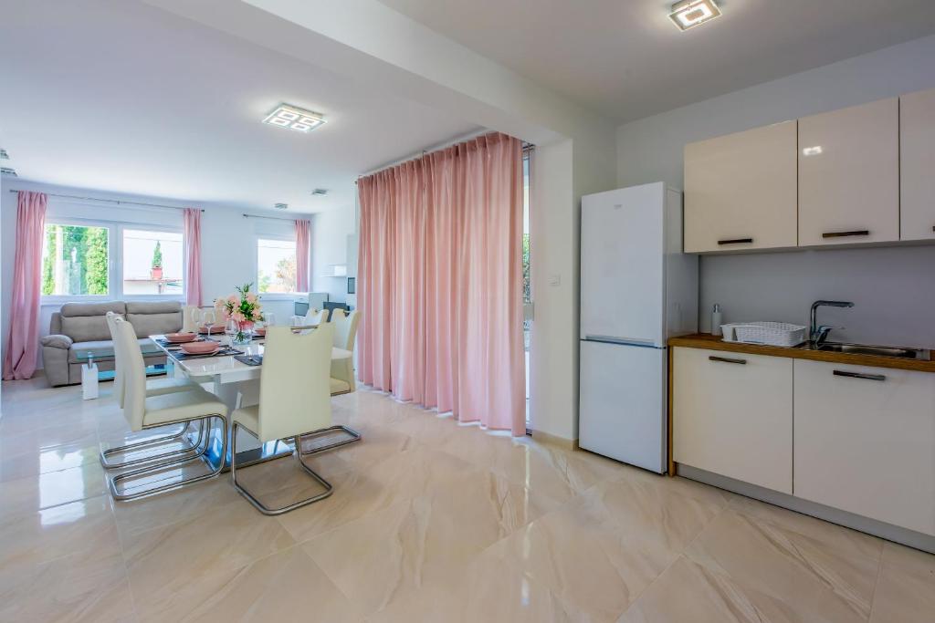 Kuchyň nebo kuchyňský kout v ubytování Apartments Cvetkovic