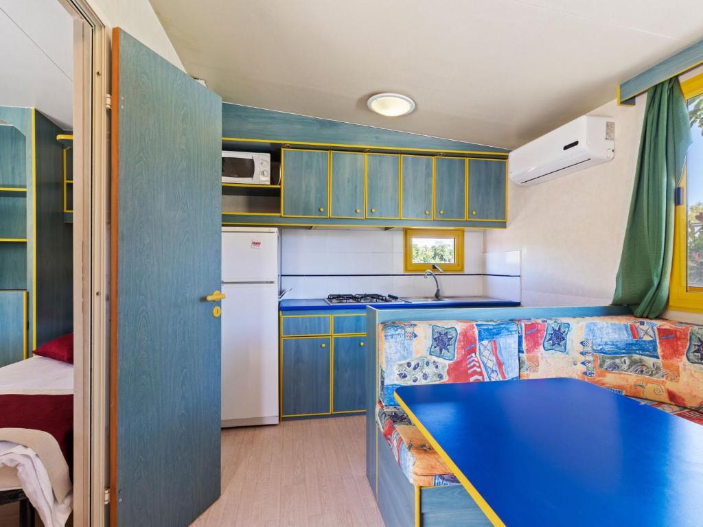 Kuchnia lub aneks kuchenny w obiekcie Mobile Home in Banjole near Beach Centinera