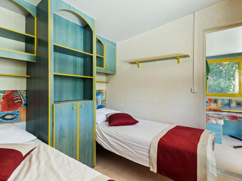 Łóżko lub łóżka w pokoju w obiekcie Mobile Home in Banjole near Beach Centinera