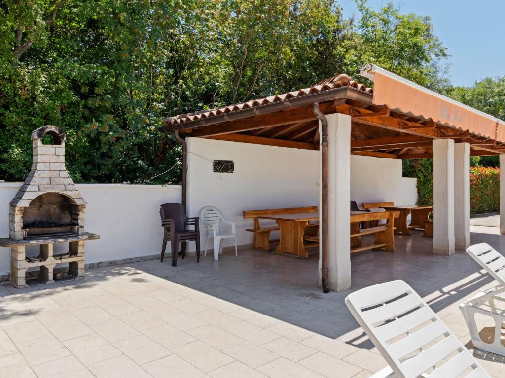 Patio lub wspólna przestrzeń na świeżym powietrzu w obiekcie Mobile Home in Banjole near Beach Centinera