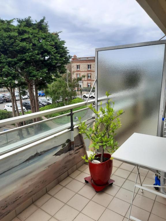 Balkón nebo terasa v ubytování DINARD