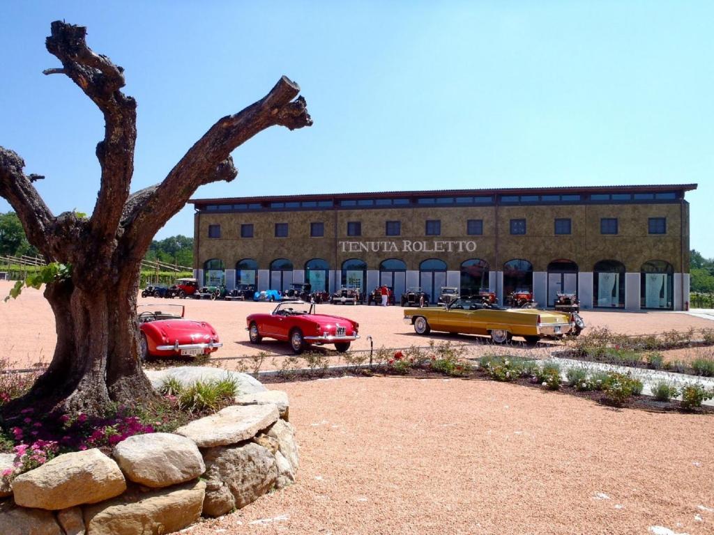 un grupo de coches estacionados frente a un edificio en Tenuta Roletto en Cuceglio