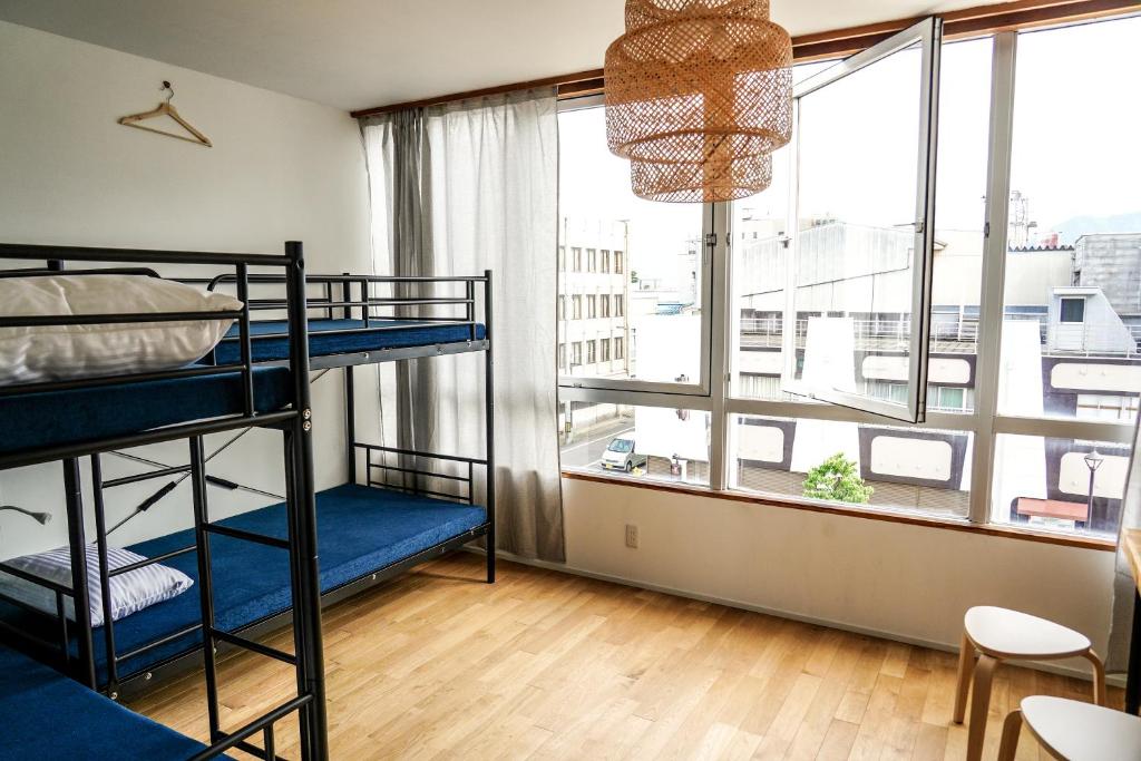 Postel nebo postele na pokoji v ubytování Arashima Hostel