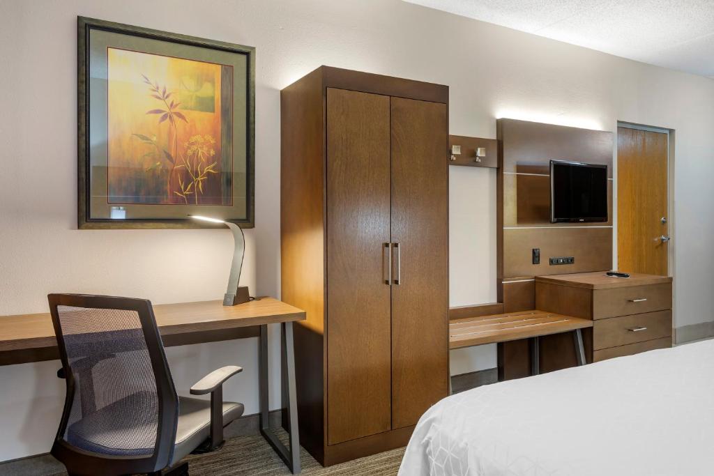 Holiday Inn Express Branson- Green Mountain Drive, an IHG Hotel - Standard King Room With Roll-In Shower - Communications Access