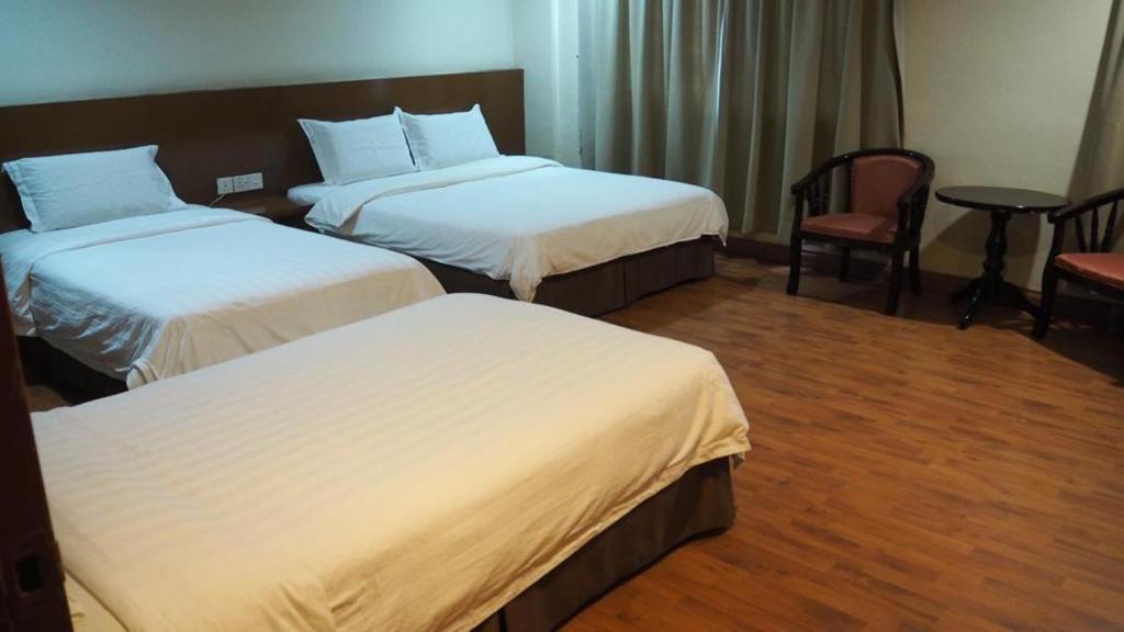 Postel nebo postele na pokoji v ubytování 906 Hotel Melaka Raya