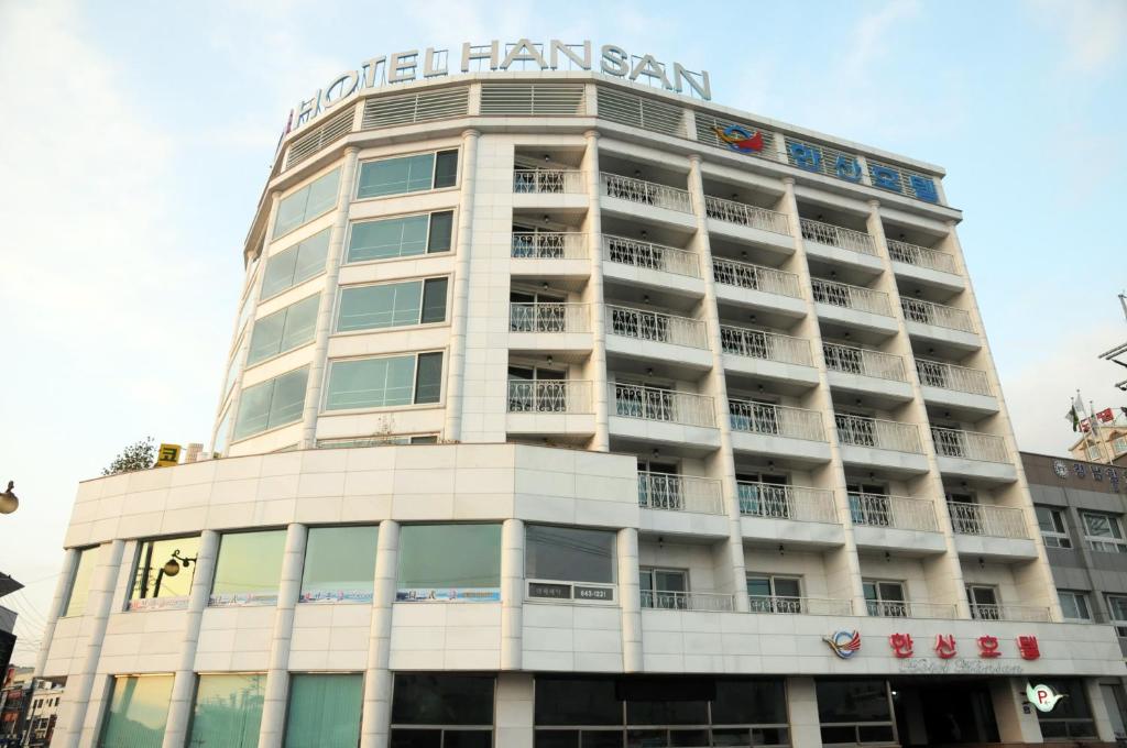 budynek z napisem na górze w obiekcie Hansan Hotel w mieście Tongyeong