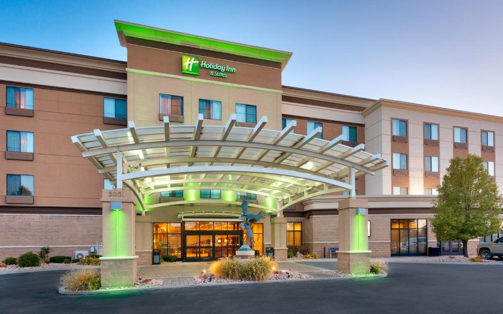 un edificio de hotel con un arco delante de él en Holiday Inn & Suites Salt Lake City - Airport West, an IHG Hotel, en Salt Lake City