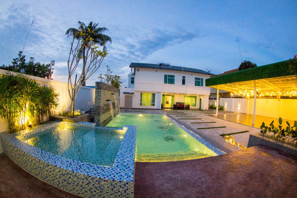 uma piscina em frente a uma casa em Secret Garden Warni Villa (MUAR) em Muar