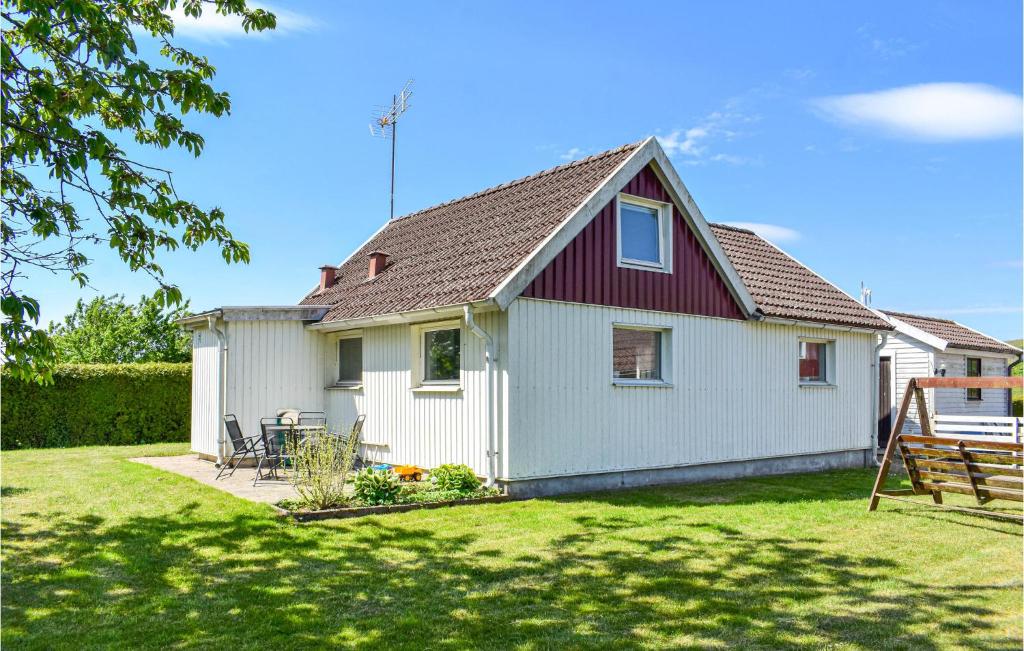 een wit huis met een rood dak en een tuin bij 2 Bedroom Nice Home In Ystad in Ystad