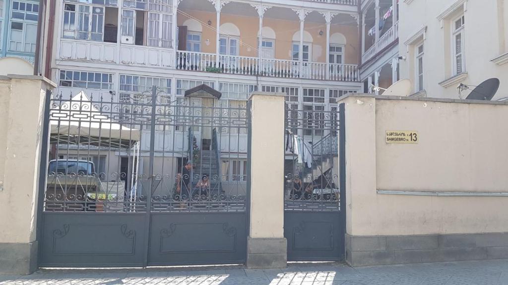 une paire de portes devant un bâtiment dans l'établissement AZAT НОМЕ, à Tbilissi