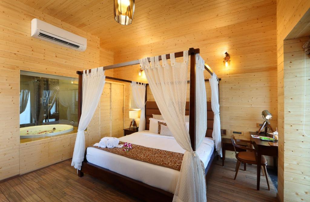 Postel nebo postele na pokoji v ubytování Maliekal Heritance Cherai Beach Cochin
