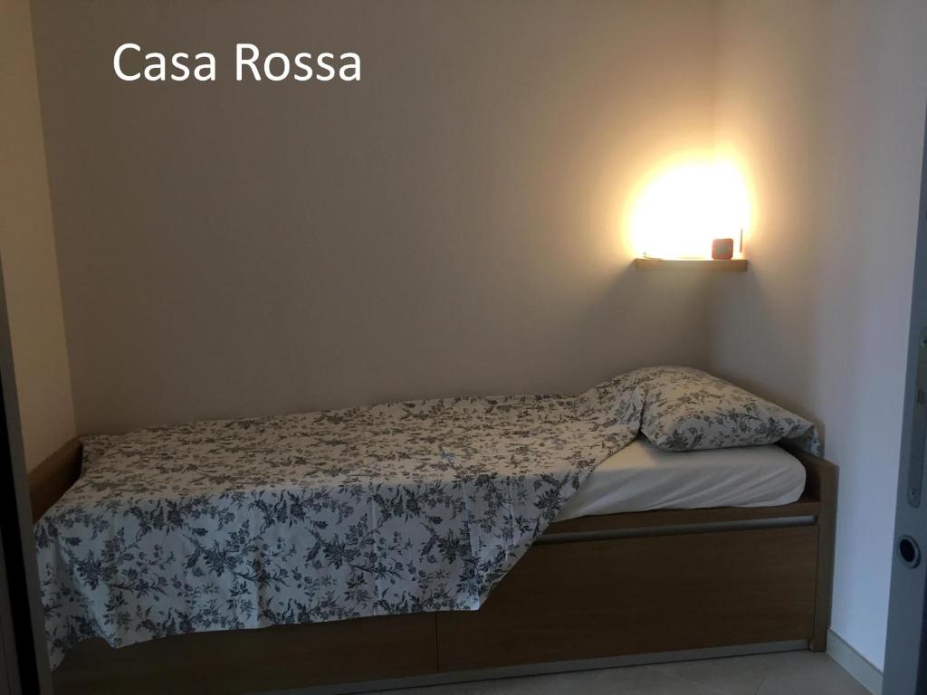 Łóżko lub łóżka w pokoju w obiekcie Case Rossa e Blu