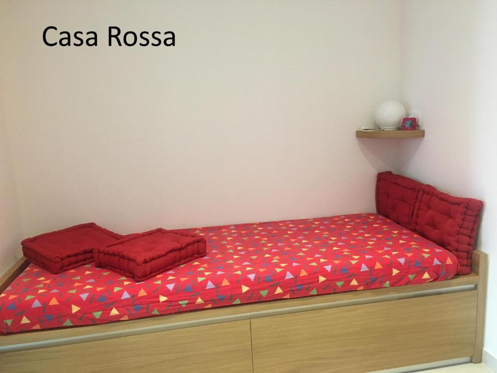 Łóżko lub łóżka w pokoju w obiekcie Case Rossa e Blu