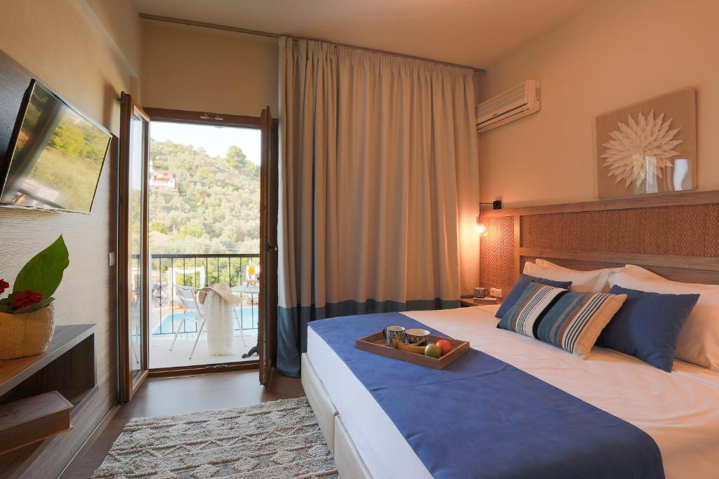 Postel nebo postele na pokoji v ubytování Skiathos Avaton Hotel, Philian Hotels & Resorts