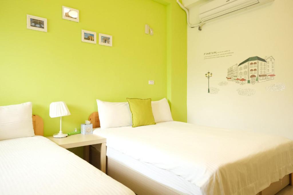 台东Bonjour, Paris 日安巴黎民宿 編號995的一间绿墙房间里有两张床