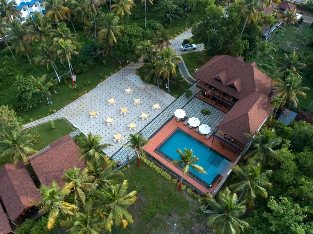 een luchtzicht op een resort met een zwembad bij Maliekal Heritance Cherai Beach Cochin in Cherai Beach