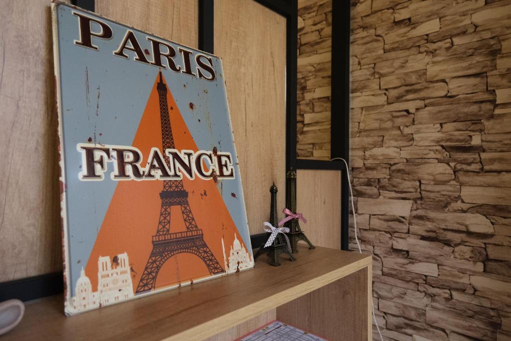 a paris france sign on top of a table at Bonjour, Paris in Taitung City