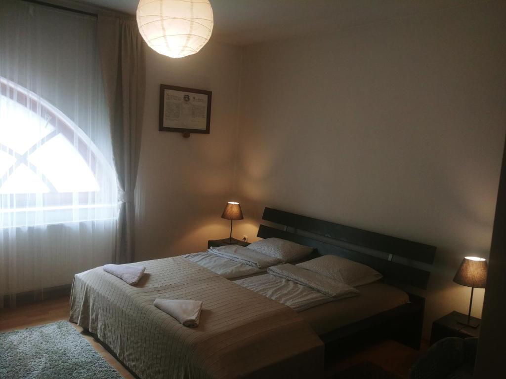 Un pat sau paturi într-o cameră la Nyugalom Szigete Ház
