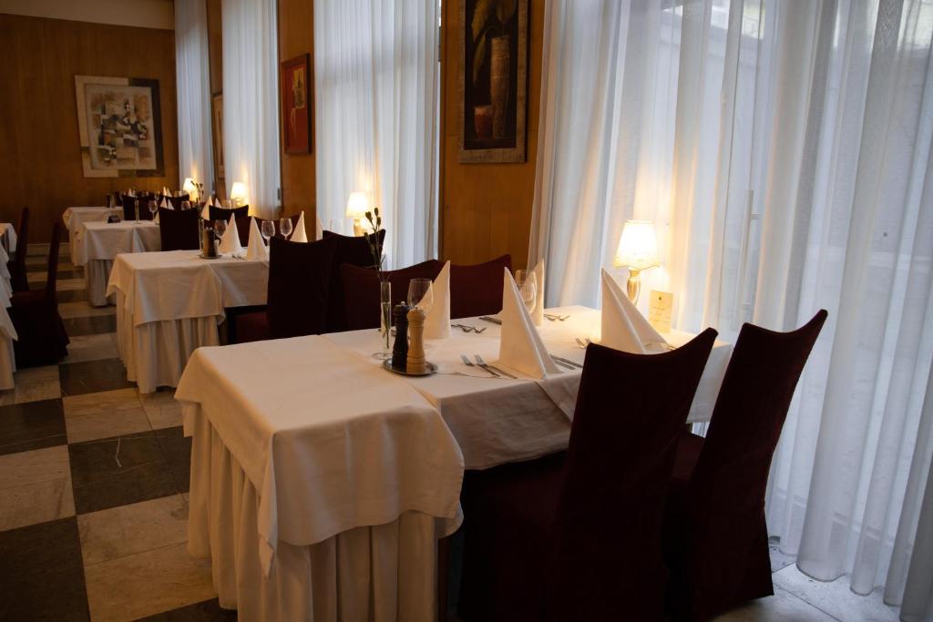 Reštaurácia alebo iné gastronomické zariadenie v ubytovaní Hotel Polana