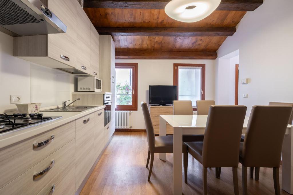 Kuchnia lub aneks kuchenny w obiekcie Design Palace Apartment by Wonderful Italy