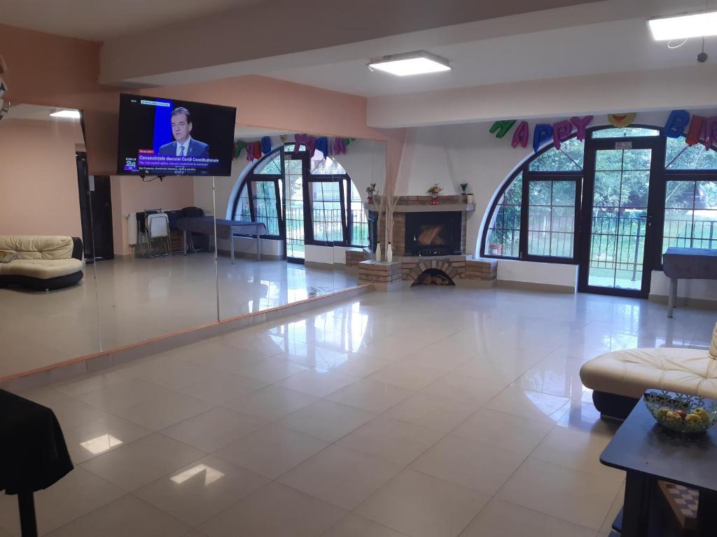 TV a/nebo společenská místnost v ubytování Anuța