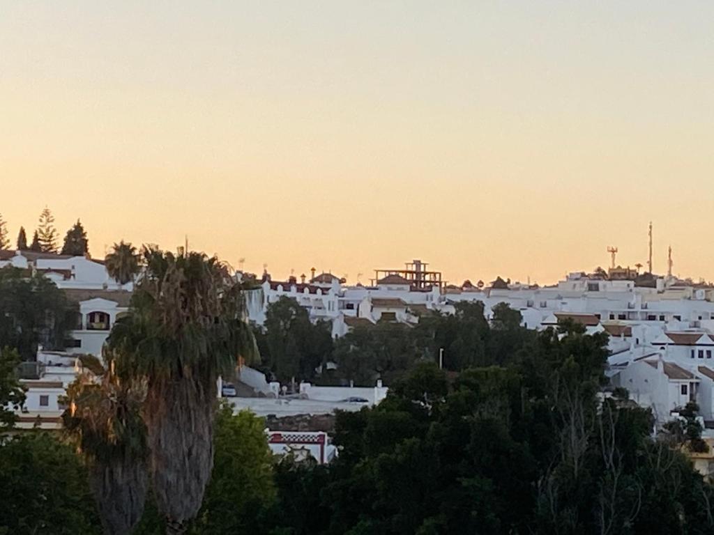 widok na miasto z białymi budynkami w obiekcie SWEET HOME AYAMONTE w mieście Ayamonte