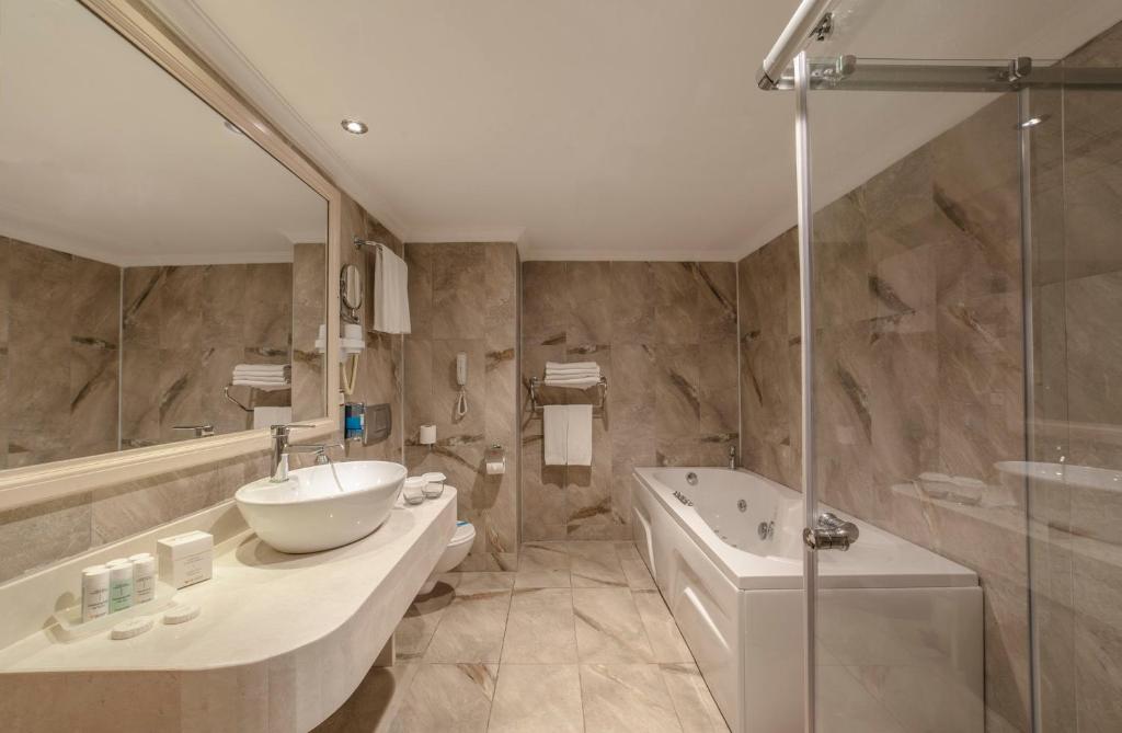 A bathroom at Hotel Turan Prince - Ex Sentido Turan Prince