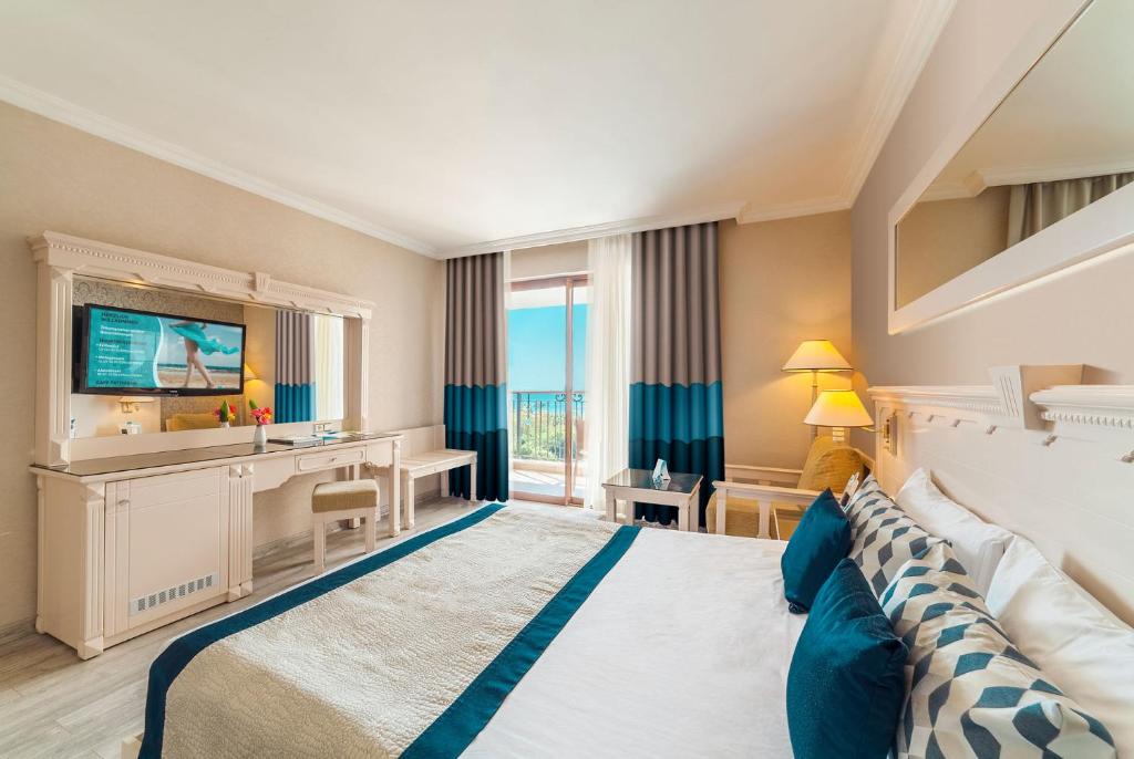 A bed or beds in a room at Hotel Turan Prince - Ex Sentido Turan Prince