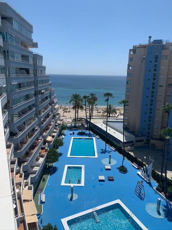 widok na plażę z balkonu ośrodka wypoczynkowego w obiekcie SERVICE APART LAZARO- Apartamentos Aguamarina 58 w mieście Calpe