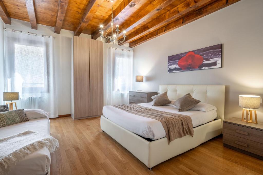 Un pat sau paturi într-o cameră la Design Palace Apartment by Wonderful Italy