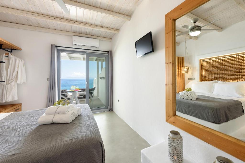 Postel nebo postele na pokoji v ubytování Blue Waves Suites & Apartments - To Kyma