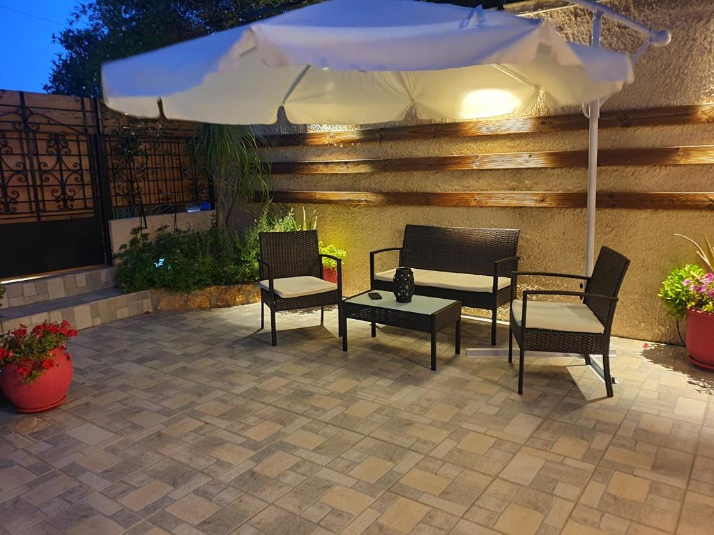 Posezení v ubytování Aloe house Lakithra