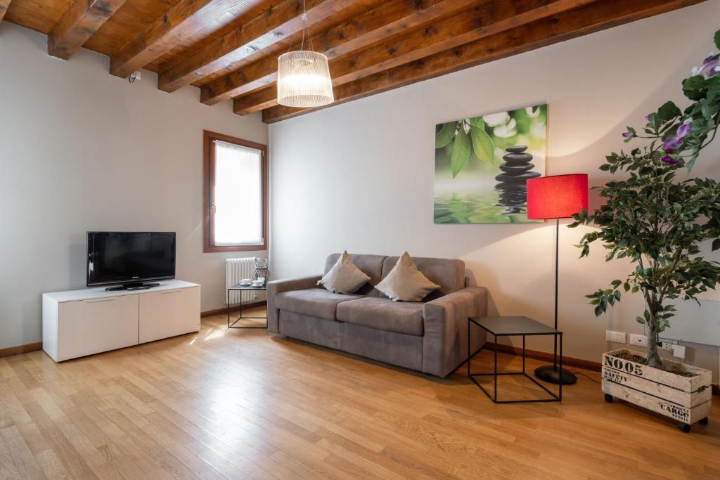 Telewizja i/lub zestaw kina domowego w obiekcie Design Palace Apartment by Wonderful Italy