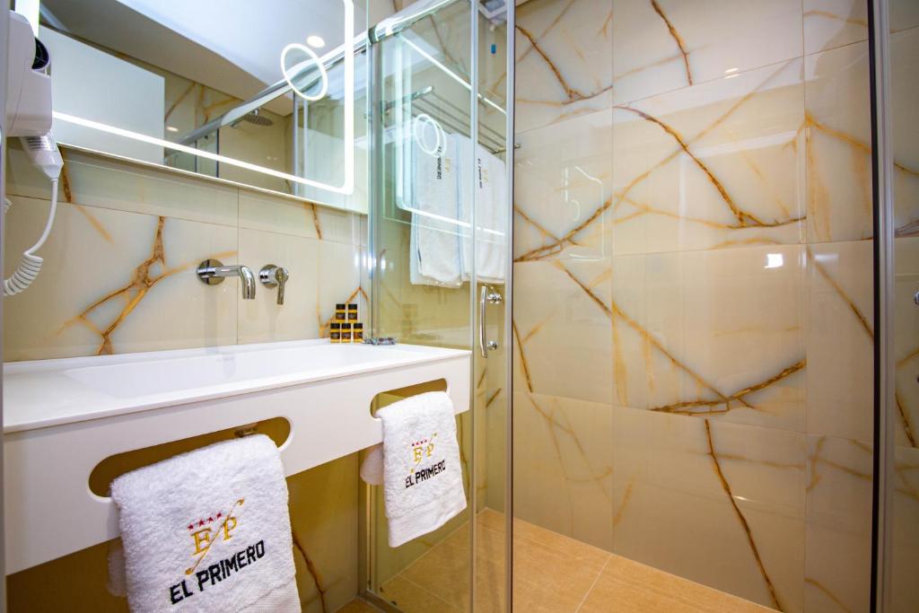 Koupelna v ubytování El Primero Hotel