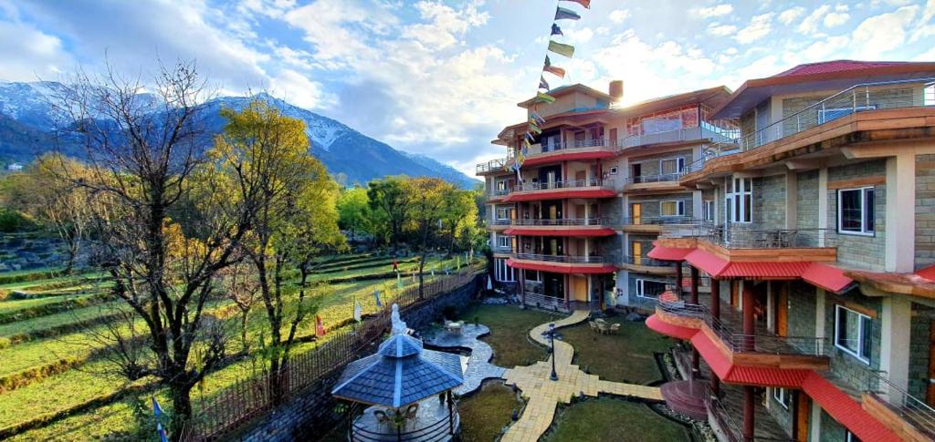 une vue aérienne sur un bâtiment avec une croix dans la cour dans l'établissement Quartz Himalayan Brothers, à Dharamshala