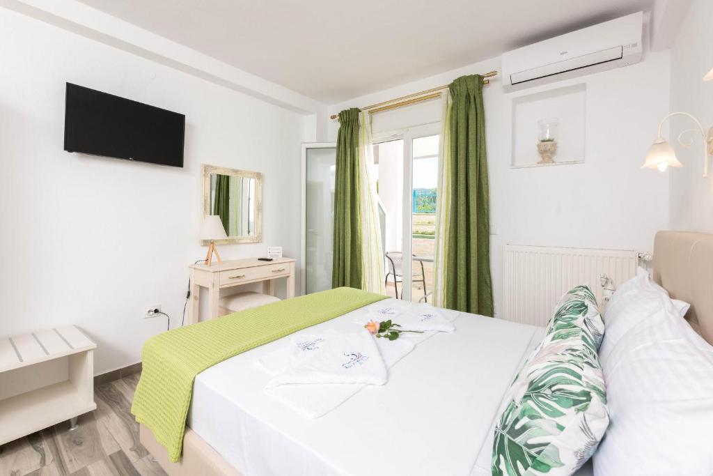 Stratos Deluxe Apartments - 8