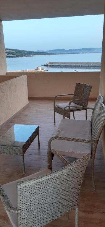 A seating area at Fronte mare attico indipendente ed esclusivo con terrazza panoramica