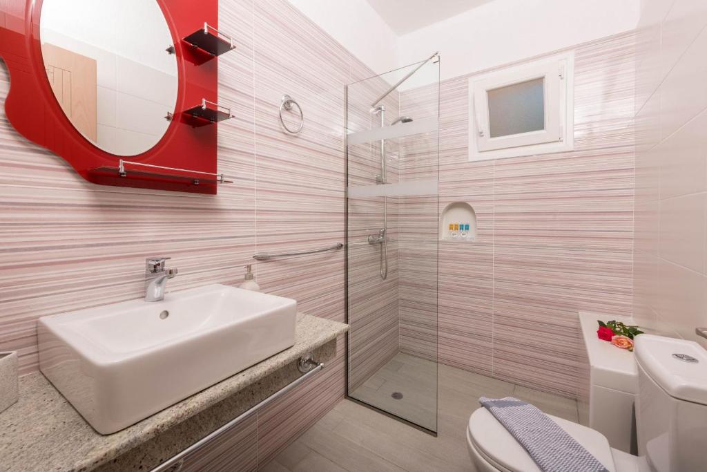 Koupelna v ubytování Stratos Deluxe Apartments