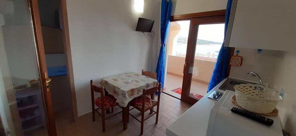 A television and/or entertainment centre at Fronte mare attico indipendente ed esclusivo con terrazza panoramica