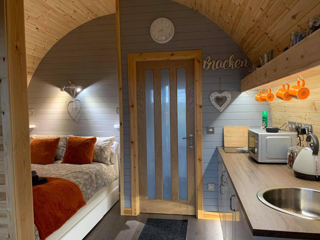 Postel nebo postele na pokoji v ubytování Daviot Luxury Pods