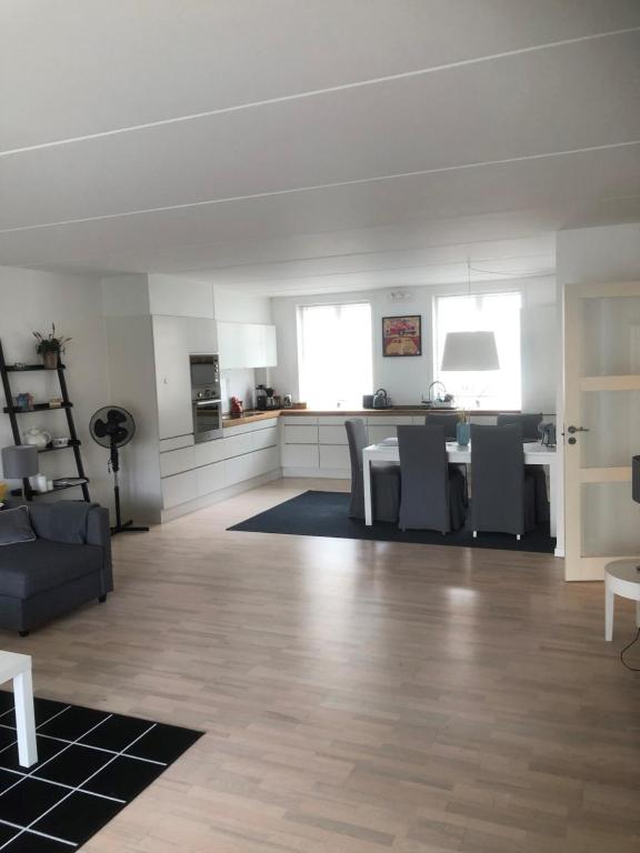 a living room with a table and a kitchen at CITY LUX APARTM, 2 FULL BATHROOMs, 3v in Copenhagen