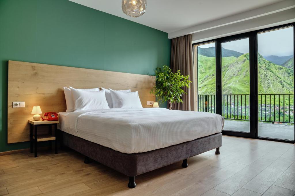 Postel nebo postele na pokoji v ubytování Intourist Kazbegi