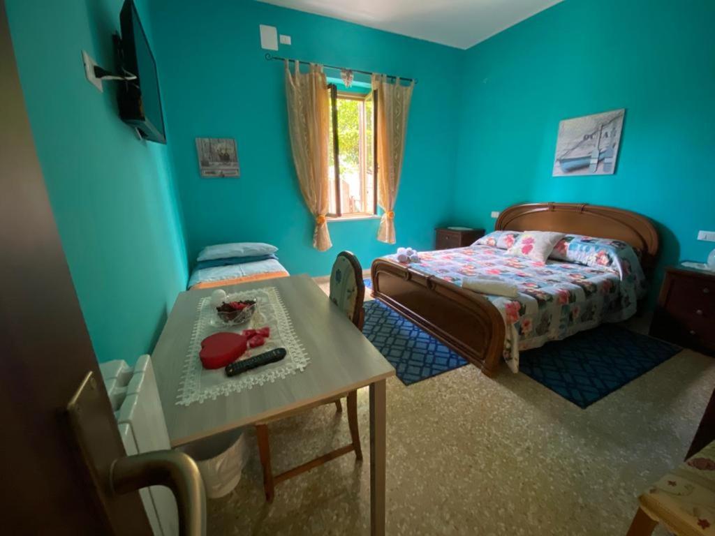 Silvi PaeseにあるB&B Santa Luciaの小さなベッドルーム(ベッド1台、テーブル付)