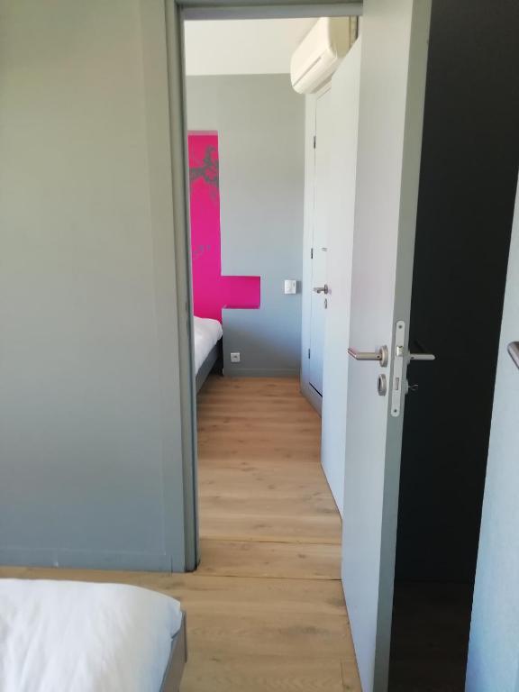 Postel nebo postele na pokoji v ubytování Hôtel Evan