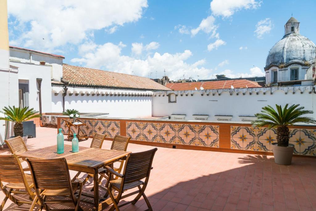 Balkón alebo terasa v ubytovaní Suite & Luxury Rooms Palazzo Diomede Carafa