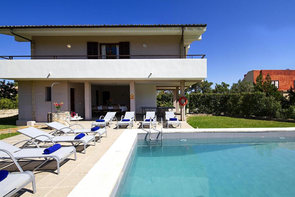 The swimming pool at or close to Villa Animeta